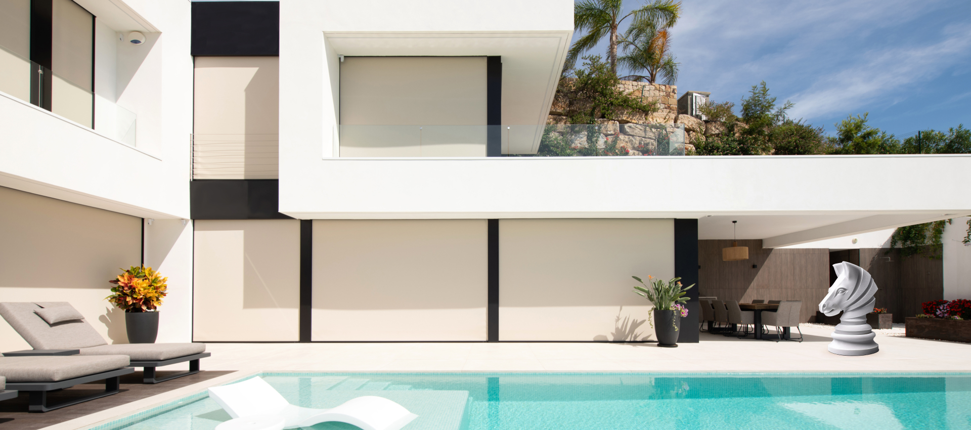 Vonkajšie screen rolety na modernej vile s bazénom