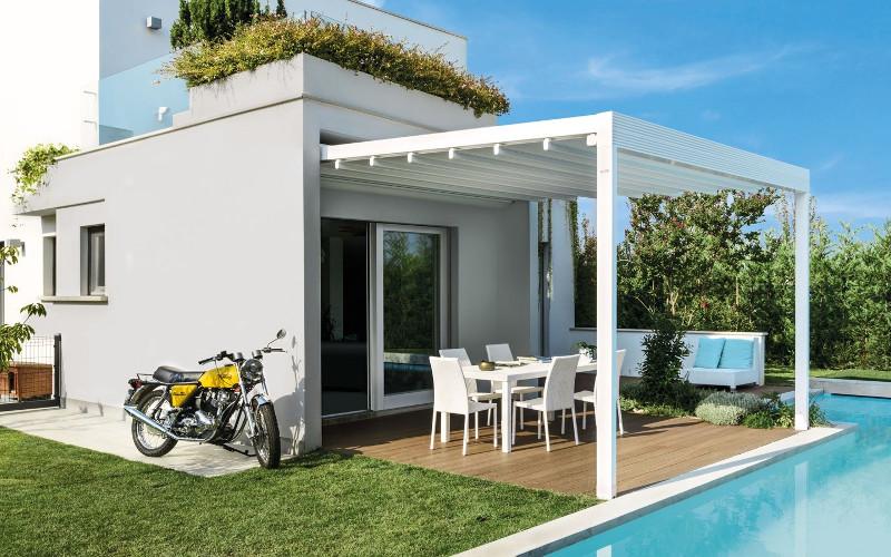 Jednoduchá pergola nad terasou. Foto Gibus