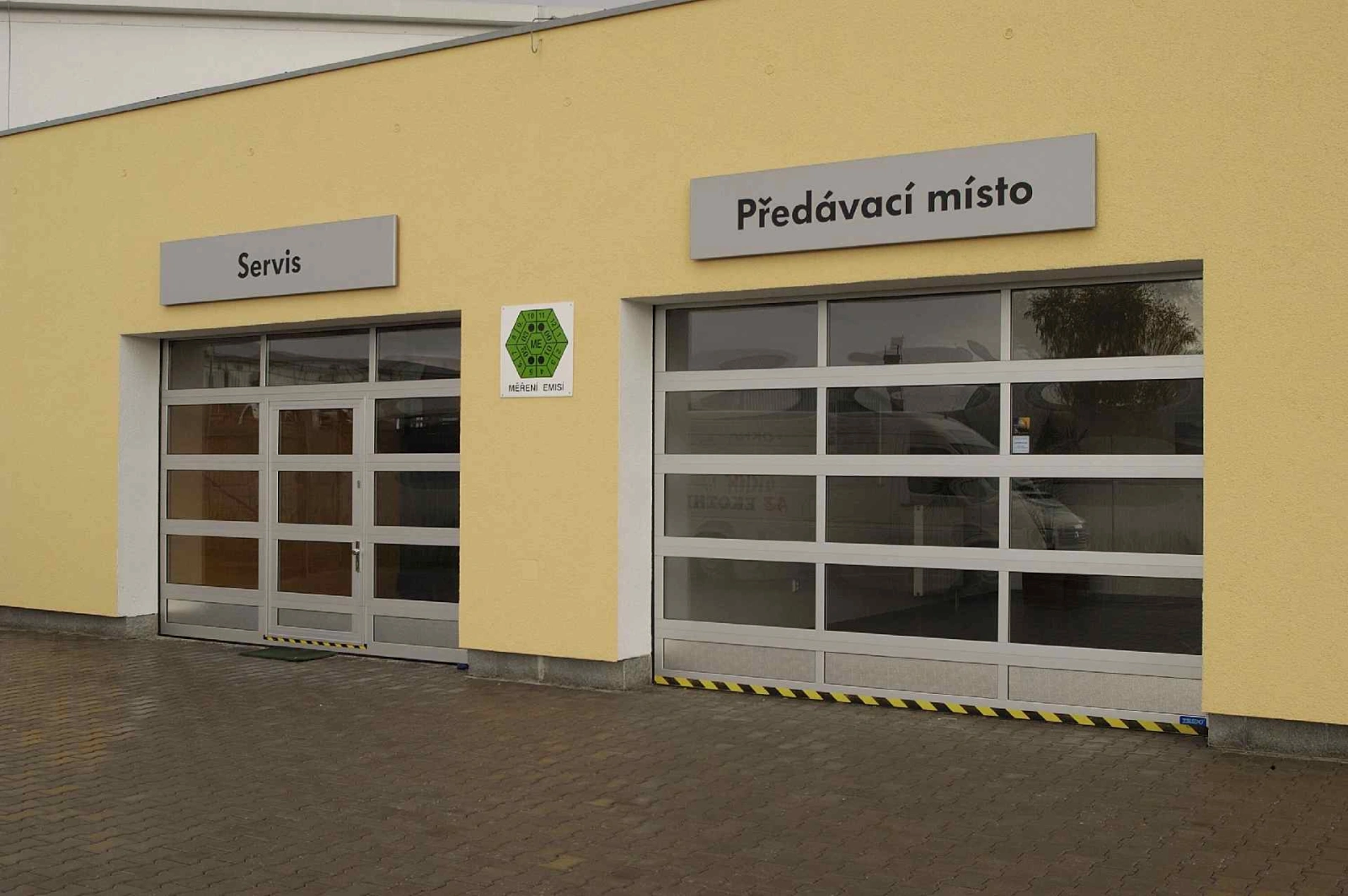 Sekčné priemyselné brány